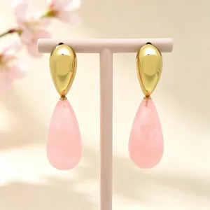 Elegante vergoldete Vintage-Ohrringe in Tropfenform mit rosa Harzanhängern.