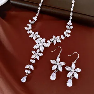 Detailansicht eines funkelnden Zirkonia-Schmucksets mit Blumen- und Tropfenmotiv in Silber