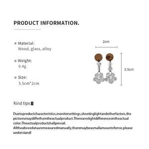Productdetails voor oorbellen met houten en glazen kralen, zwaluwbloem-ontwerp en afmetingen