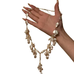 Elegante ketting met onregelmatige parels en kwastjes voor een chique uitstraling.