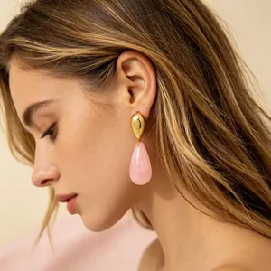 Elegante Nahaufnahme eines rosa Harz-Tropfenohrrings mit goldenem Edelstahlstecker