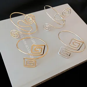 Elegante Armreifen aus Gold und Silber mit Spirale und geometrischem Design für Damen