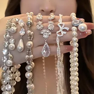 Elegante Kollektion französischer Luxus-Perlen- und Kristallketten für Damen