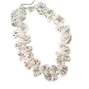 Elegante collana di perle stile francese con perline bianche e design a volant per donna