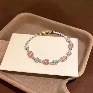 Elegantes vergoldetes Armband mit rosa quadratischen Zirkonia und klaren Kristallen