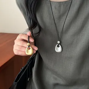 Collier Pendentif en Métal Mat Style Coréen Minimaliste pour Femme Chaîne de Pull Géométrique Creuse Cordon en Cuir Long