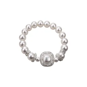 Elegantes weißes Perlenarmband mit funkelndem Zirkon und Katzenaugenstein-Mittelstück