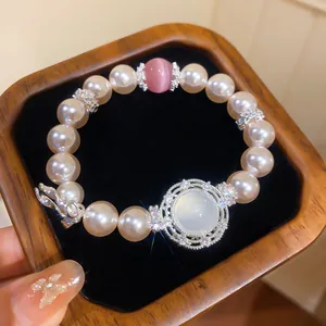 Detailansicht Perlenarmband mit rosa Katzenauge-Stein und Kristall-Akzenten