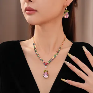Elegante conjunto de collar y pendientes vintage con circonitas en forma de gota