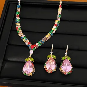 Détail d'une parure de bijoux vintage avec collier et boucles d'oreilles en zircone rose