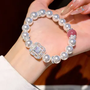 Eleganz Perlenarmband mit rosa Katzenauge-Stein und einem funkelnden Zirkonia-Anhänger.