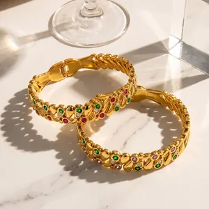 Detail von geometrischen Armreifen aus Edelstahl mit bunten Zirkonia, 18k vergoldet