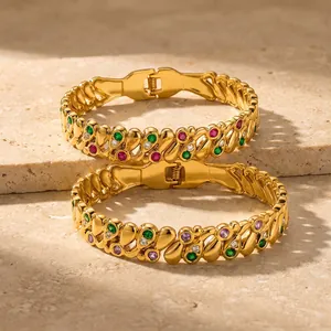 Nahaufnahme vergoldeter Edelstahlarmbänder mit 18 Karat Gold und bunten Zirkonsteinen