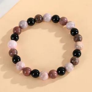 Dettaglio ravvicinato del braccialetto curativo con quarzo rosa naturale e pietre