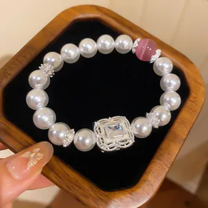 Detailansicht eines Damen-Perlenarmbands mit rosa Katzenauge und Zirkonia-Elementen