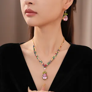 Vue détaillée d'un collier de zircon multicolore et de boucles d'oreilles goutte roses
