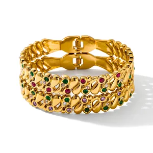 Detailansicht eines eleganten 18 Karat vergoldeten Edelstahlarmbands mit bunten Zirkonia.