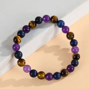 Dettaglio del bracciale curativo in ametista naturale, occhio di tigre e lapislazzuli