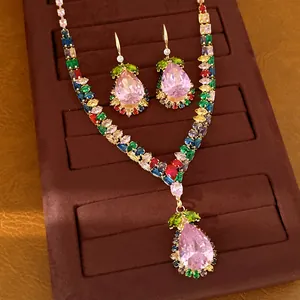 Parure collier et boucles d'oreilles vintage avec zircons colorés en goutte d'eau.