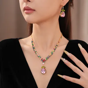 Vue détaillée du parure de bijoux vintage avec collier et boucles d'oreilles en zircon rose