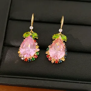 Détail de boucles d'oreilles vintage en zircon rose en forme de poire avec pierres