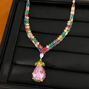 Gros plan d'un collier goutte vintage avec des zircons colorés et vibrants en détail