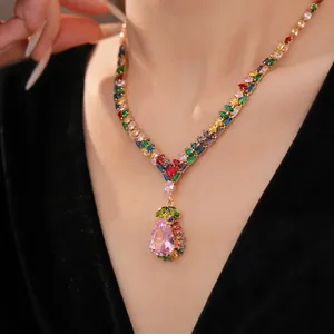 Détail d'un collier vintage en zircone multicolore avec un pendentif poire rose.