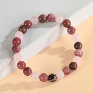 Vista macro dettagliata del bracciale con perline in quarzo rosa e cristallo fragola.