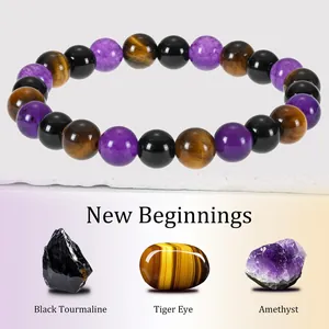 Dettaglio del bracciale curativo con tormalina nera, occhio di tigre e ametista.