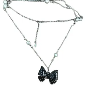 Collier en argent de style coréen avec perles et pendentif nœud noir à pois blancs.