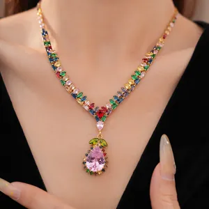 Vue détaillée d'un collier vintage en zircon coloré avec un grand pendentif en forme de poire