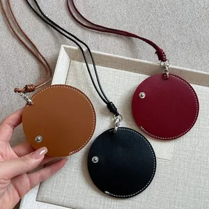 Ronde leren hanger ketting en brillenhouder in bruin, zwart en bordeauxrode kleuren