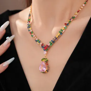 Gros plan d'un collier vintage en zircone avec pendentif goutte rose