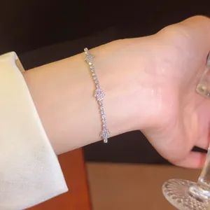 Elegantes Silberarmband mit Hamsa-Hand-Anhängern und funkelnden Zirkonia-Kristallen