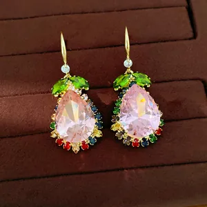 Gros plan de boucles d'oreilles vintage gouttes roses avec zircons multicolores