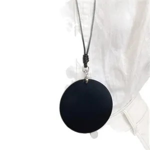 Minimalistische halsketting met grote ronde zwarte hanger en leren koord voor dames.