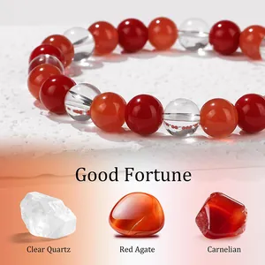 Dettaglio del bracciale in cristallo curativo con quarzo, agata rossa e perle di corniola