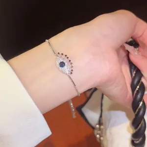 Nahaufnahme eines funkelnden Armbands mit blauem Augen-Zirkonia und edlen Kristallen