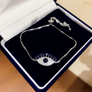 Detailansicht eines funkelnden Evil-Eye-Armbands mit blauen Steinen in Schmuckschatulle