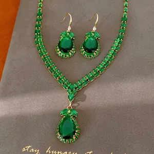 Elegantes Vintage-Schmuckset mit grünem Tropfenkristall, Halskette und Ohrringen in Gold