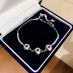 Funkelndes Armband in Silberoptik mit blau-weißen Zirkon-Glücksaugen-Anhängern