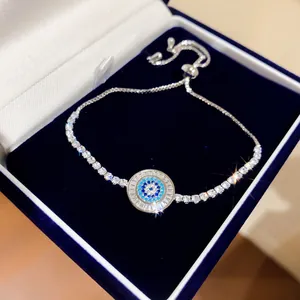 Detailansicht eines Armbands mit blauem Auge und Zirkonia in einer blauen Box