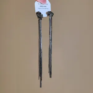 Boucles d'oreilles minimalistes à pampilles en chaîne noire avec nœud pour femme.
