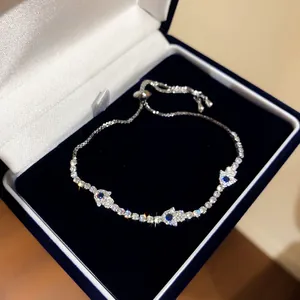Detailansicht eines funkelnden Hamsa-Armbands mit Zirkonia in einer blauen Samtbox