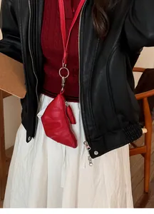 Detailopname van de rode leren brillenklem ketting in croissantvorm voor damesmode