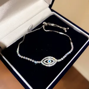 Detailansicht des Evil Eye Armbands mit funkelndem Zirkonia in einer Schmuckschatulle