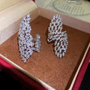 Elegante zilveren zirkonia ring gepresenteerd in een luxe geschenkdoos voor sieraden.