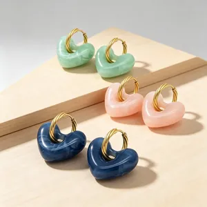 Marmeren hars hart oorbellen met gedraaide gouden roestvrijstalen ringen voor dames chic