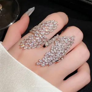 Luxe zilverkleurige verstelbare ring met zirkonia vleugels en marquise geslepen stenen