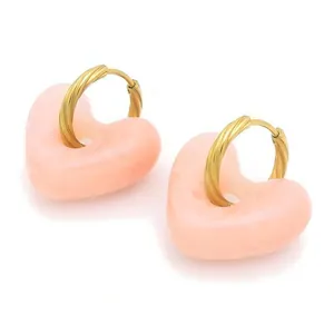 Elegante Franse marmeren roze hars hart oorbellen met gouden gedraaide metalen ringen